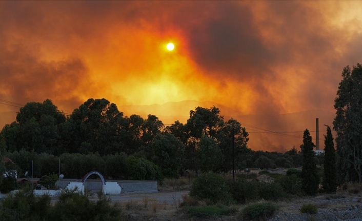 Yunanistan, günlerdir kontrol altına alınamayan orman yangınlarıyla mücadele ediyor