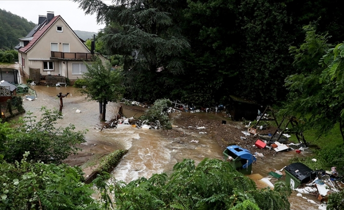 Almanya'nın güneyinde etkili olan şiddetli yağış su baskınlarına yol açtı