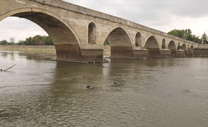 Kuraklık nedeniyle su seviyesi azalan Meriç Nehri'nde tarihi köprünün ayakları ortaya çıktı
