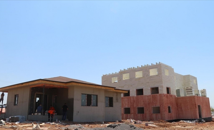 Nurdağı'nda fiber kompozit bloklarla yapılan köy evi ve deprem konutunda sona gelindi