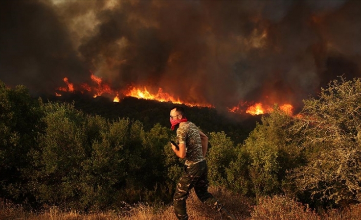 Yunanistan'daki yangınların 13'üncü gününde havadan müdahalede zorluk yaşanıyor