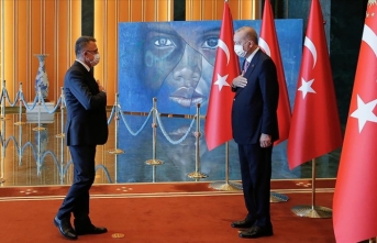 Cumhurbaşkanı Erdoğan, 30 Ağustos Zafer Bayramı tebriklerini 'Mülteci Çocuk' tablosu önünde kabul etti