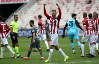 Demir Grup Sivasspor, VavaCars Fatih Karagümrük'ü 4-0 mağlup etti