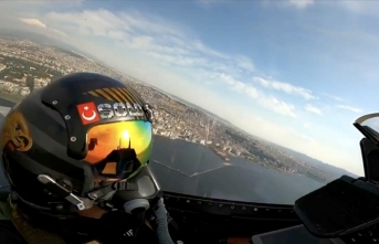 MSB, SOLOTÜRK ekibinin İzmir'de gerçekleştirdiği gösteri uçuşunun görüntülerini paylaştı
