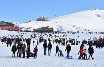 Kar festivali farklı illerden binlerce kişiyi Hakkari'de buluşturdu