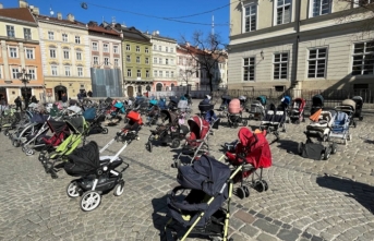 Rusya'nın saldırılarında ölen çocuklar için Lviv'de meydana 109 boş bebek arabası bırakıldı