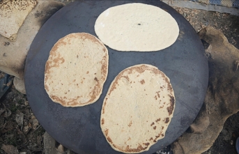 Ekşi hamurla mayalanan 'sac ekmeği' köy sofralarına lezzet katıyor