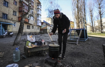Ukrayna'da harabeye dönen Borodyanka'da halk yemeklerini sokakta yaktıkları ateşte pişiriyor