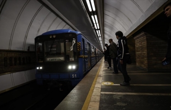 Rus saldırılarında sığınak olarak kullanılan Kiev'deki metrolarda ulaşım yeniden faaliyette