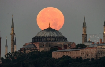 İstanbul'da dolunay kentin simge noktalarıyla fotoğraf karelerine yansıdı