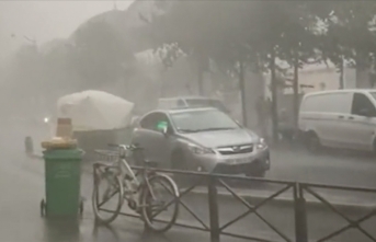Fransa'nın başkenti Paris'te şiddetli yağış ve fırtına etkili oldu