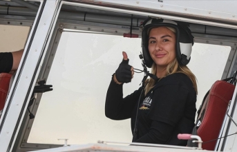 Orman yangınlarının "ateş avcısı" kadın pilotu hedefleri başarıyla söndürüyor