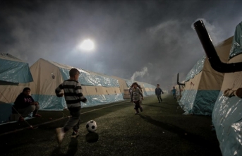 Adıyaman'da akşam olunca sobaların yandığı çadır kentte depremzedelerin ihtiyaçları gideriliyor