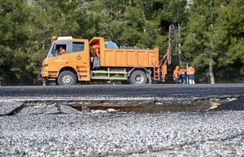 Adıyaman'da deprem sırasında kara yollarında oluşan yarıklar onarılıyor