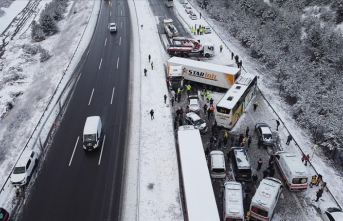 Anadolu Otoyolu'nun Bolu kesiminde 6 aracın karıştığı kazada 5 kişi yaralandı