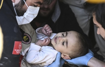 Antakya'da depremin 133. saatinde bir bebek enkazdan kurtarıldı