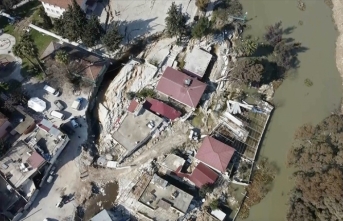 Hatay'da deprem nedeniyle etrafı çöken müstakil evlerden bazıları sürüklendi