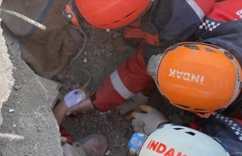 Kahramanmaraş'ta depremden 222 saat sonra 42 yaşındaki kadın enkazdan kurtarıldı