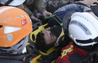 Kahramanmaraş'ta ekipler 5 metre tünel açtıkları binanın enkazından 2 kardeşi 198 saat sonra kurtardı