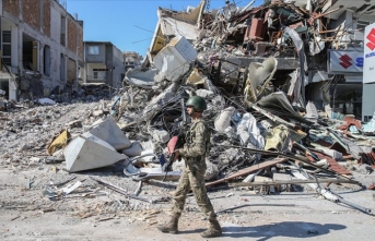 Mehmetçik İskenderun'da yıkılan binaların enkazında nöbet tutuyor