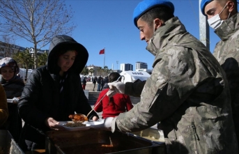 Şanlıurfa'da Mehmetçik depremzedelere sıcak yemek ikram ediyor