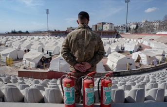 TSK'nın "alev gözcüleri" çadır kentte yangın riskine karşı 24 saat nöbet tutuyor