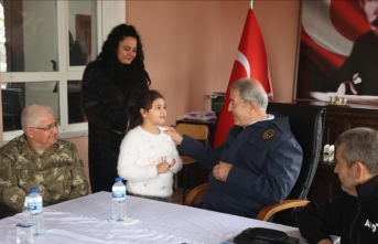 Bakan Akar, Kırıkhan'daki çalışmaları inceledi, şehit aileleriyle bir araya geldi