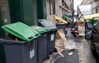 Fransız Bakan grev nedeniyle Paris'te yığılan çöplerin sağlığı tehdit ettiğini söyledi