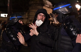 Paris'te emeklilik reformu karşıtı gösterilerde gözaltına alınanların sayısı 243'e ulaştı