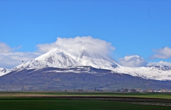 Ağrı'daki Kösedağ'ın zirvesi ilkbaharda karla kaplandı