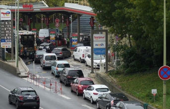 Paris ve çevresindeki akaryakıt istasyonlarının yüzde 40'ında benzin sıkıntısı yaşanıyor
