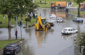 Başkentte sağanak nedeniyle su basan yollarda araçlar mahsur kaldı