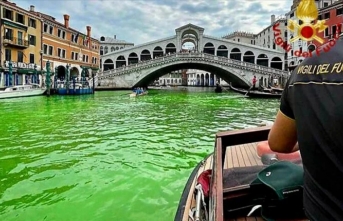 Venedik'teki ünlü Büyük Kanal'ın suyu yeşil renge büründü
