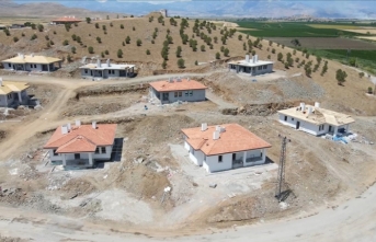 Bakan Özhaseki: Türkoğlu'ndaki 3 köyümüzde yöresel mimariye uygun olarak 92 ev inşa ediyoruz