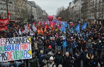 Fransa'da emeklilik yaşını yükselten reforma karşı ülke genelinde protestolar düzenleniyor