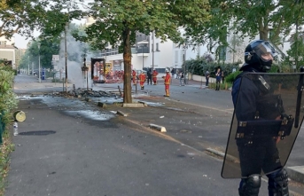 Fransa'nın bir çok kentinde belediye binaları, okullar, araçlar ateşe verildi, olaylarda 150 kişi gözaltına alındı