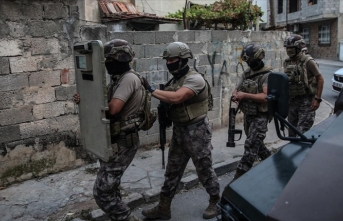 Mersin'de uyuşturucu satıcılarına yönelik operasyonda 27 zanlı yakalandı