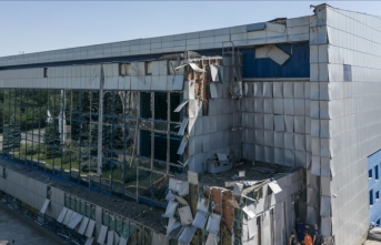 Ukrayna'nın Dnipro kentinde Rus saldırısı sonrası enkaz kaldırma çalışmaları sürüyor
