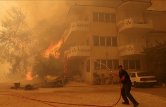 Yunanistan'da yangınlar 5'inci gününde de hız kesmeden devam ediyor