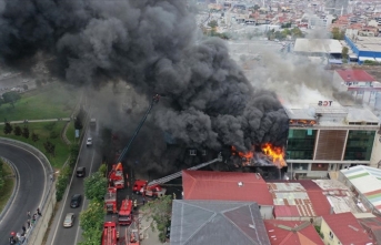 Ataşehir'de bir binada çıktıktan sonra 3 binaya daha sıçrayan yangına müdahale ediliyor