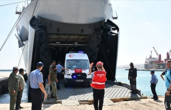 TCG Sancaktar ve TCG Bayraktar'ın Libya'ya ulaştırdığı yardım malzemeleri yetkililere teslim edildi