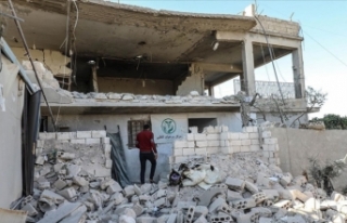 İdlib'deki sağlık merkezine düzenlenen saldırıda...