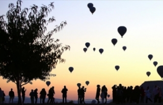 Kapadokya'da balonları izlemek isteyen turistler...