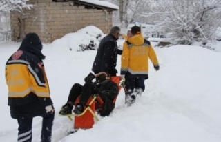 Sağlık ekipleri, kardan yolu kapanan evdeki hastayı...