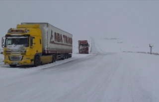 Tunceli-Erzincan kara yolu yoğun kar nedeniyle tır...