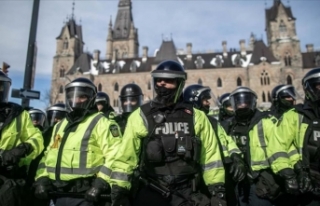 Kanada polisi Ottawa’daki göstericilere karşı...