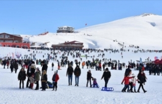 Kar festivali farklı illerden binlerce kişiyi Hakkari'de...