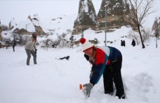 Turistler kar altındaki Kapadokya'da tatilin...