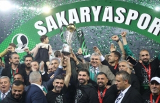 Sakaryaspor, şampiyonluk kupasına kavuştu