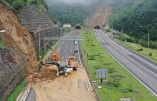 Bolu Dağı Tüneli İstanbul istikameti heyelan nedeniyle...